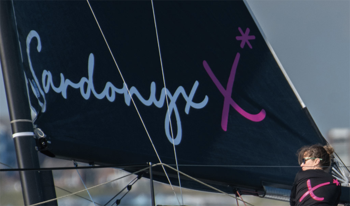 品牌设计公司为这艘船最近在考斯周下水Sardonyx X设计了logo设计和VI设计